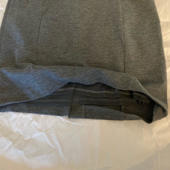 Michael Kors Gray Pencil Skirt with Zipper Pockets - Size 6, Chic & Versatile - Picture 11 of 11